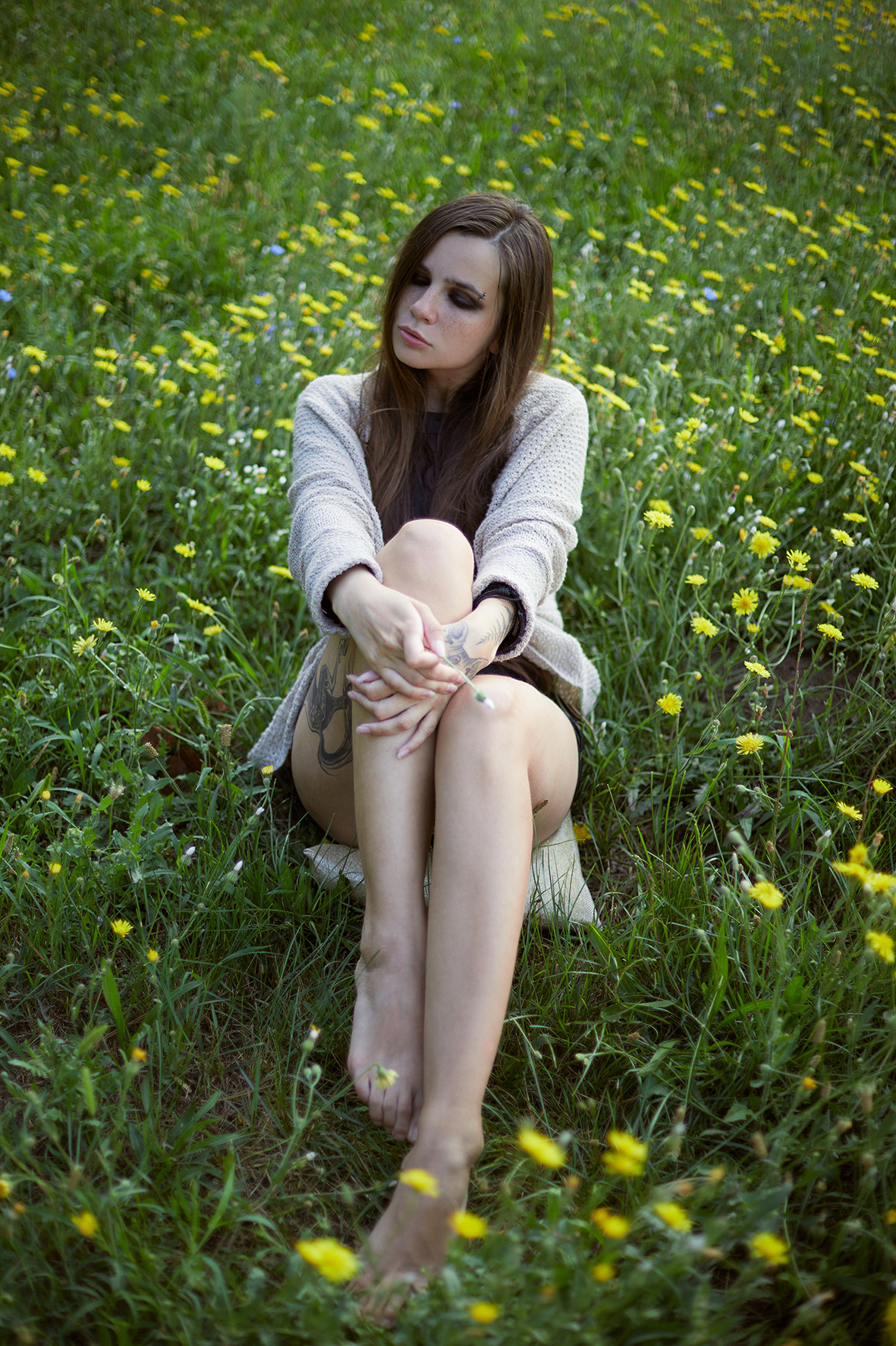 Красивая девушка сидит среди желтых луговых цветов. Тимашевск. Краснодарский край. Фотограф. Кубань.