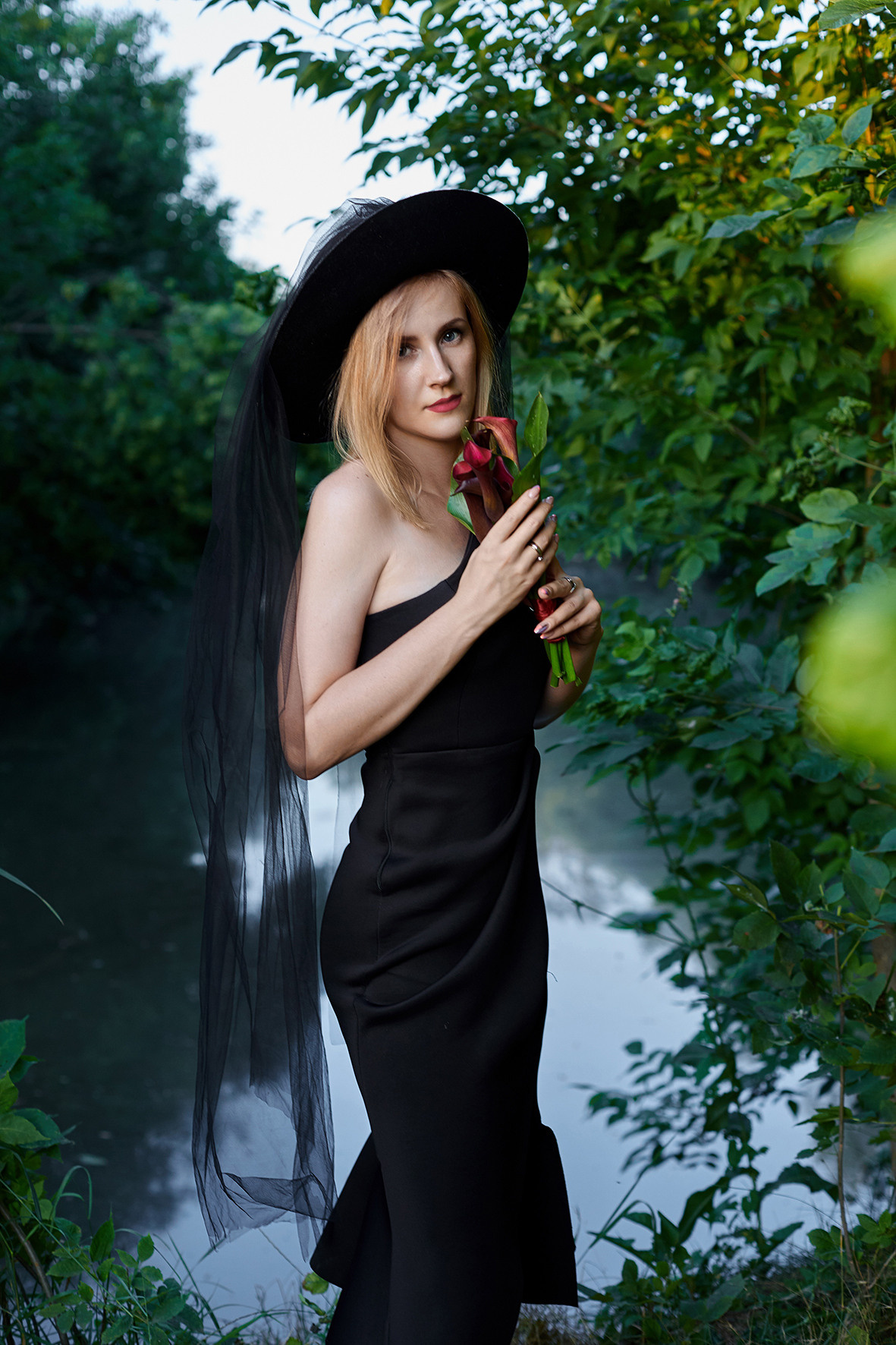Портрет девушки у реки с бордовыми калами в руках. Девушка в черном платье и черной шляпе. Фотограф. Тимашевск. Кубань. Краснодарский край.