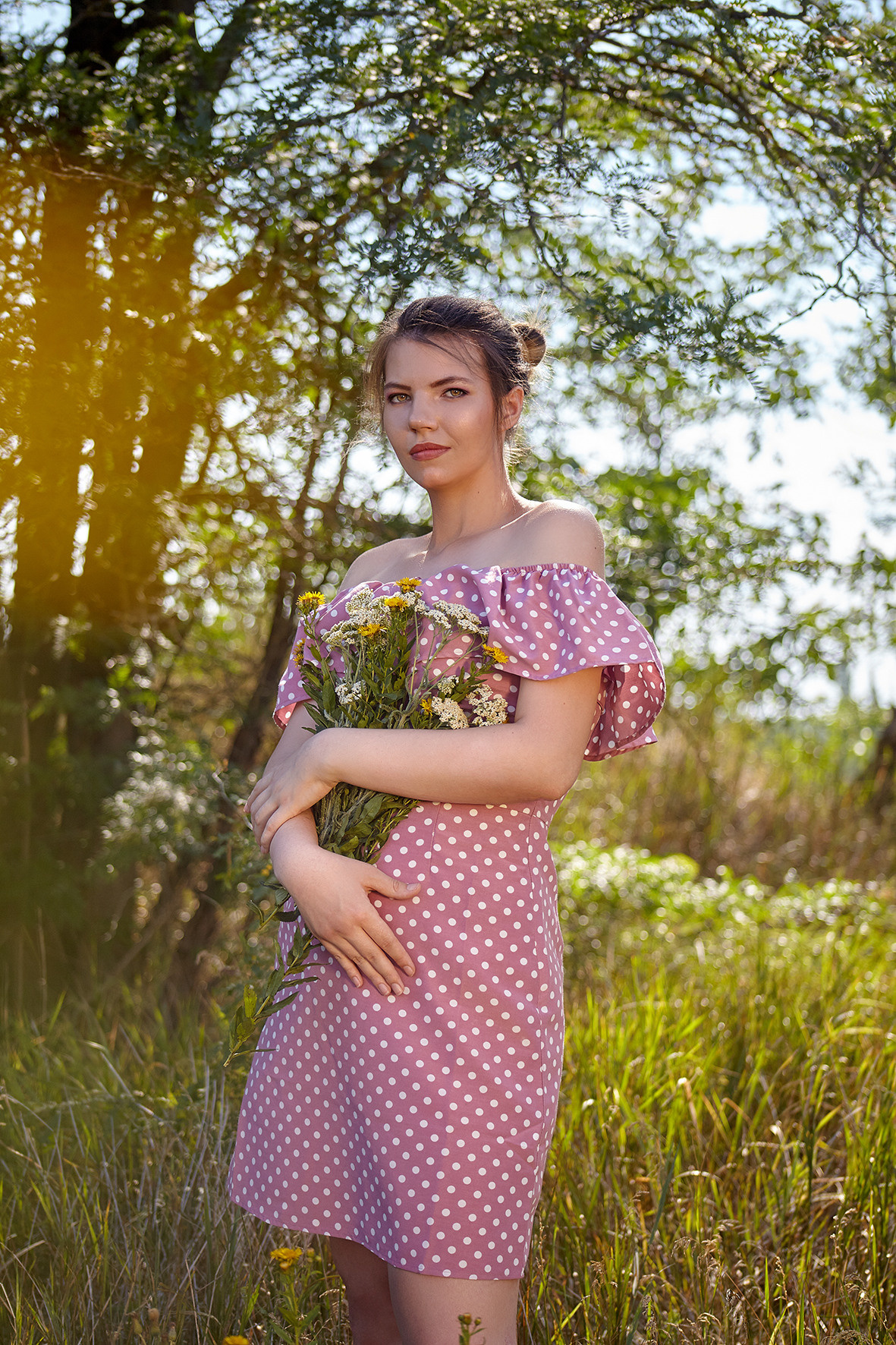 Портрет девушки в лесу в розовом платье с полевыми желтыми цветами. Фотограф. Тимашевск. Кубань. Краснодарский край.