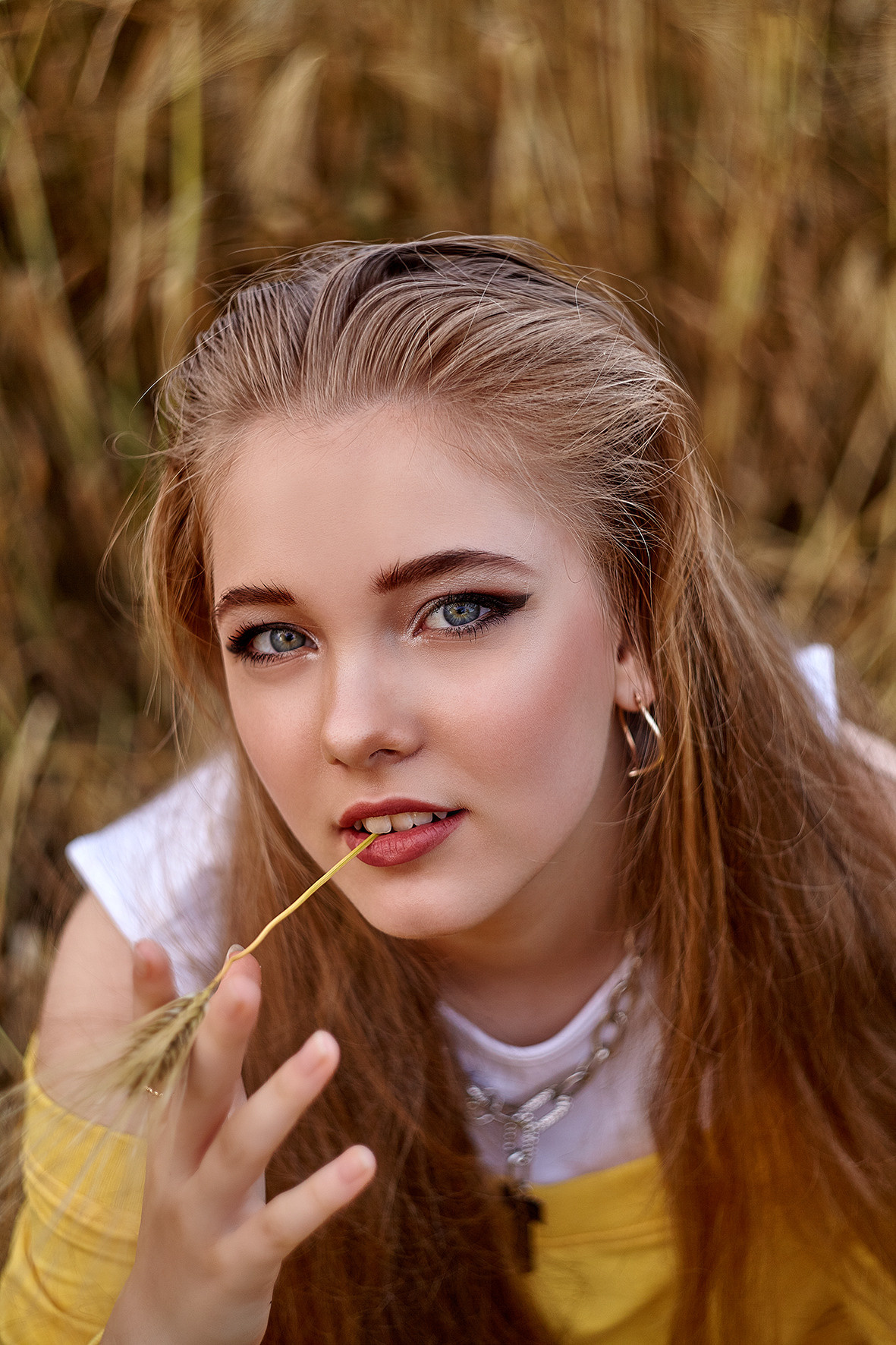 Портрет девушки в пшеничном поле. Девушка в желтом костюме. Девушка с длинными волосами. Фотограф. Девушка держит во рту соломинку. Тимашевск. Кубань. Краснодарский край.