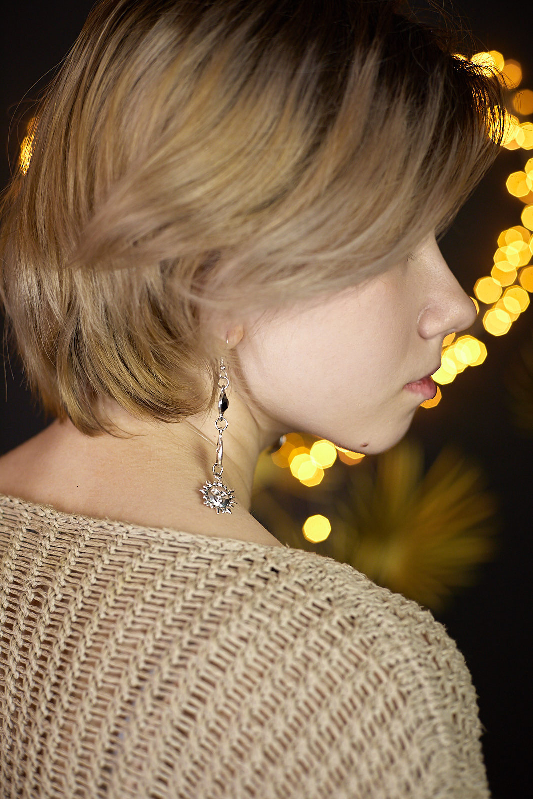 Студийный портрет молодой девушки в вязаном свитере и блестящей майке на фоне светодиодного сердца. Фотограф. Тимашевск. Кубань. Краснодарский край.