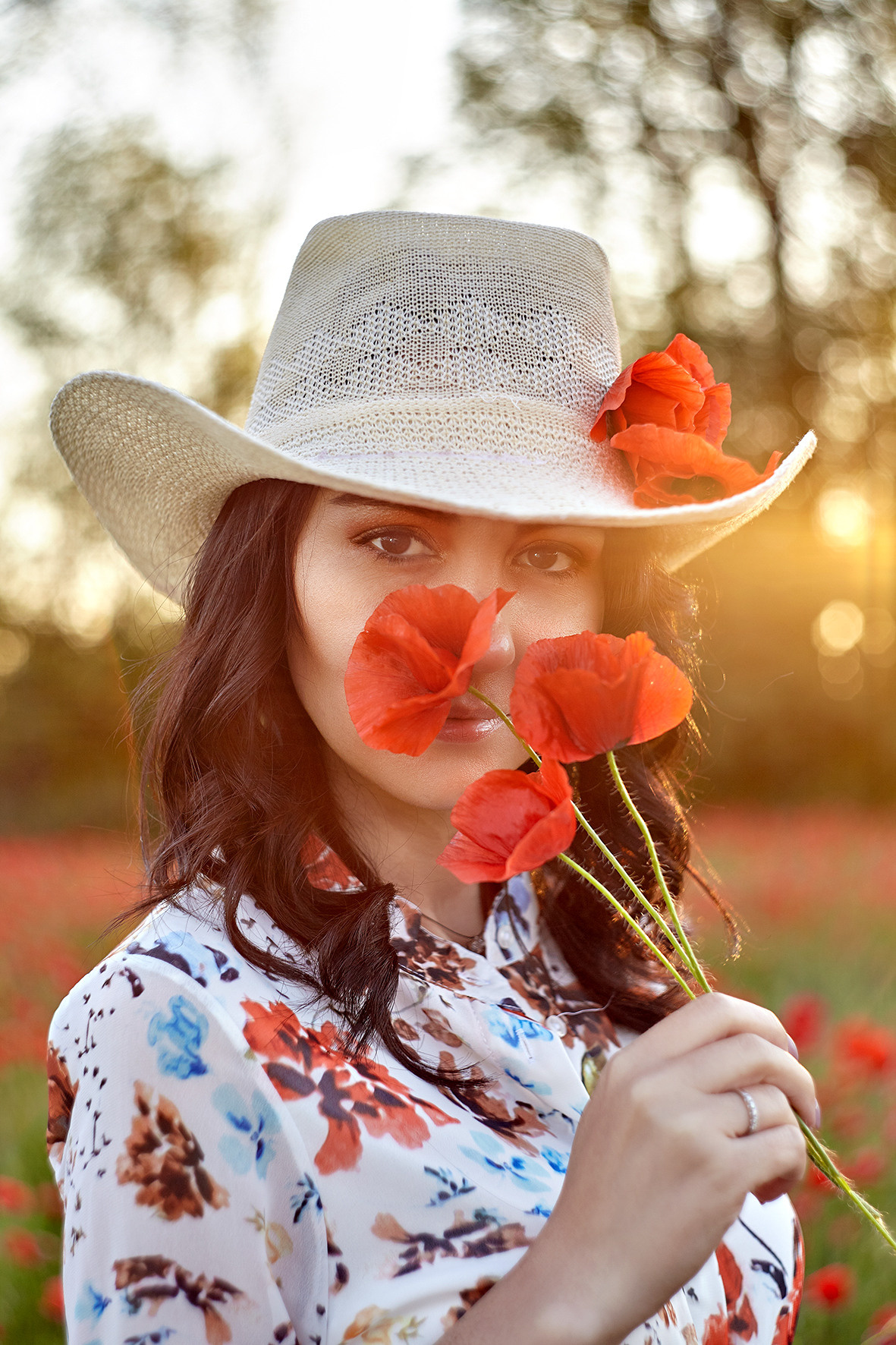 Портрет девушки в соломенной шляпке в маковом поле на закате. Фотограф. Тимашевск. Кубань. Краснодарский край.
