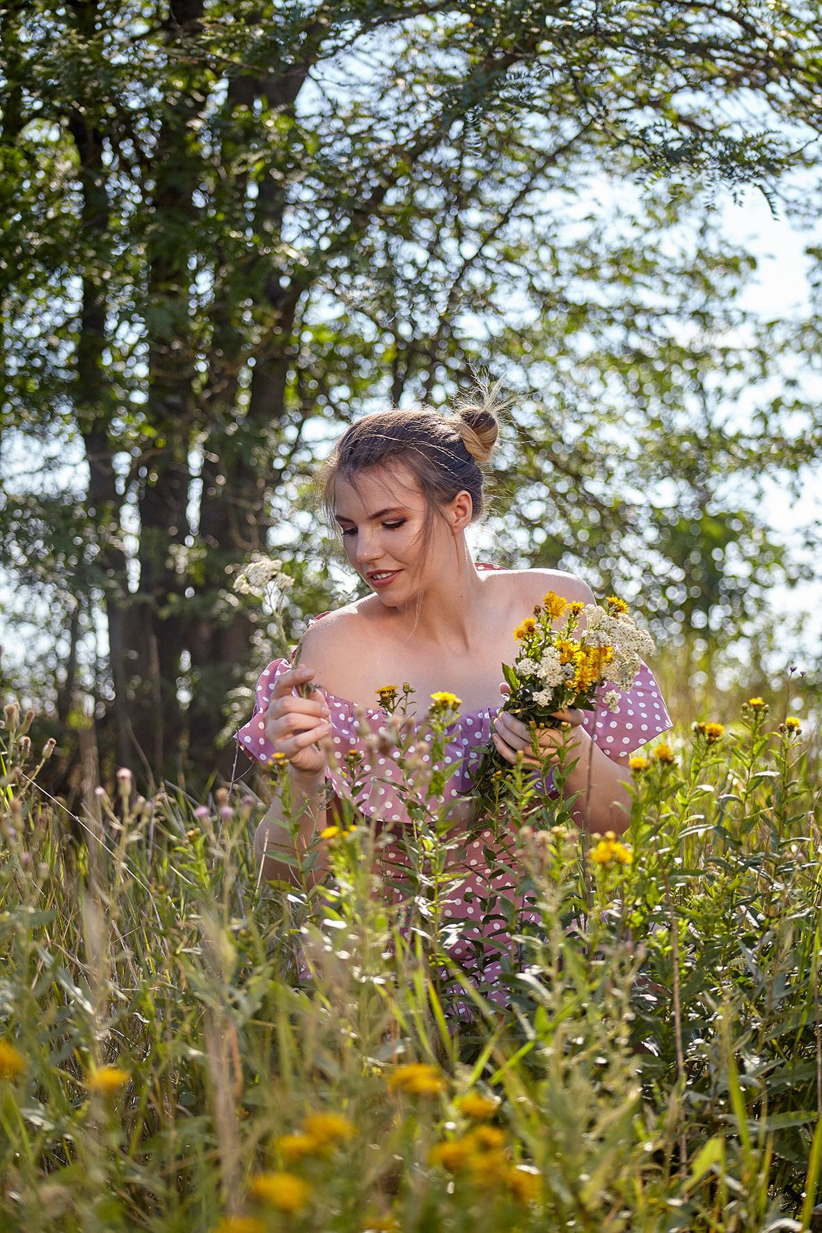 Портрет девушки в лесу в розовом платье с полевыми желтыми цветами. Девушка собирает полевые цветы. Фотограф. Тимашевск. Кубань. Краснодарский край.