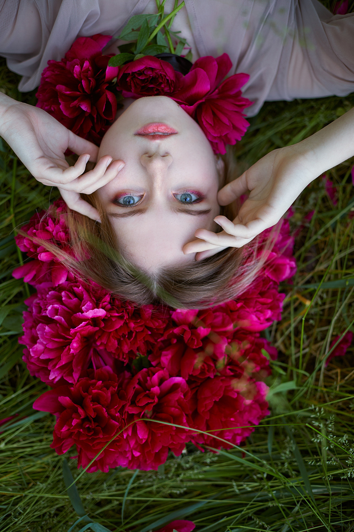 Портрет девушки в головном уборе из живых пионов в лесу на закате солнца. Девушка лежит в траве с венком пионов на голове. Фотограф. Тимашевск. Кубань. Краснодарский край.