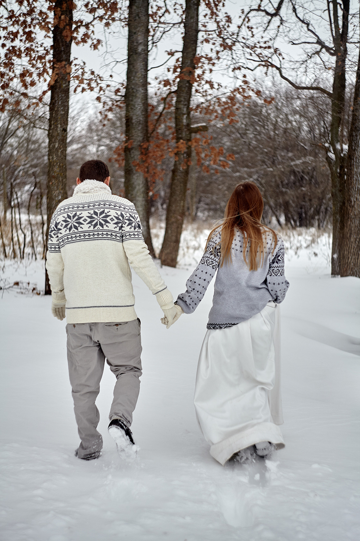 Лавстори зимой. Влюбленные гуляют во время снегопада. Влюбленные в парных свитерах. Фотограф. Тимашевск. Кубань. Краснодарский край.