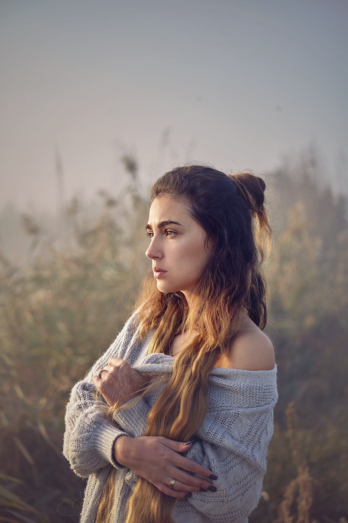 Девушка с длинными волосами стоит в вязаном кардигане  на фоне камыша в тумане. Фотограф. Тимашевск. Кубань. Краснодарский край.