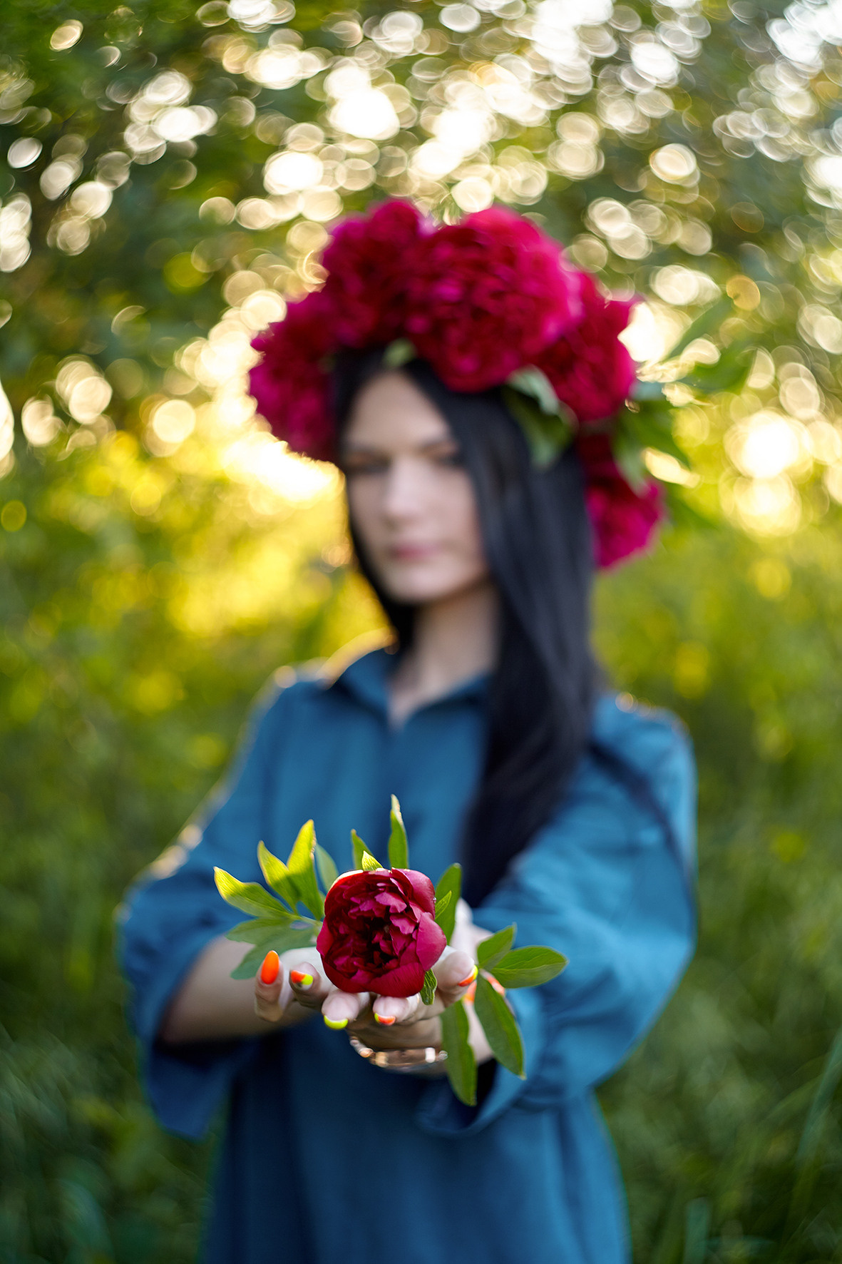 Портрет девушки с венком из красных пионов с цветком в руках. Девушка в венке из пионов на закате. Фотограф. Тимашевск. Кубань. Краснодарский край.