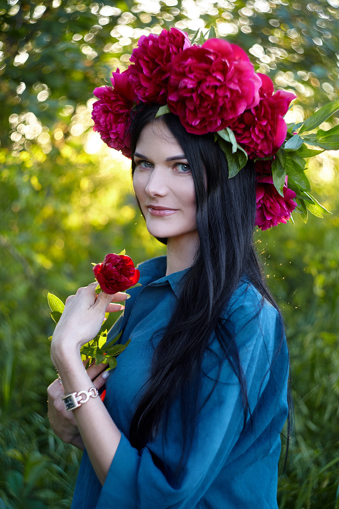 Портрет девушки с венком из красных пионов с цветком в руках. Девушка в венке из пионов на закате. Фотограф. Тимашевск. Кубань. Краснодарский край.