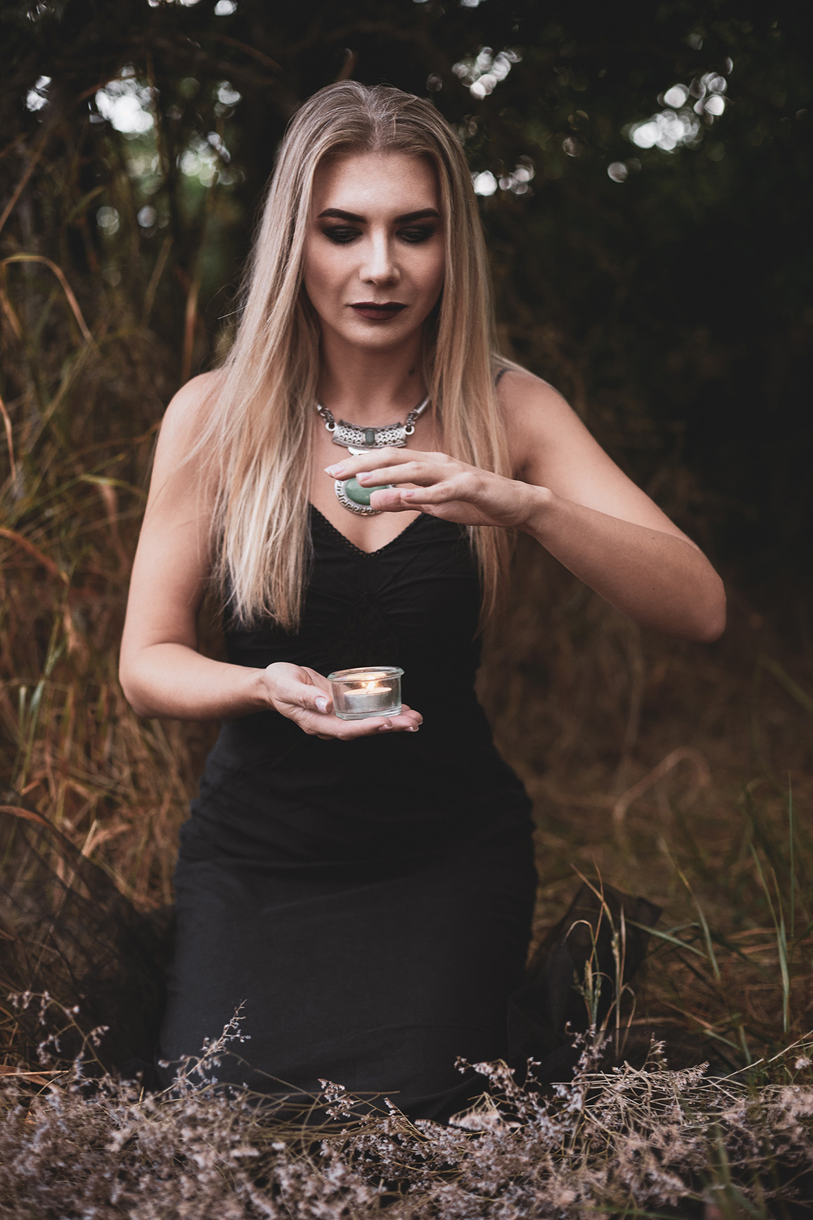 Фотосессия для девушки в образе колдуньи. Девушка колдует в лесу. Фотограф. Тимашевск. Кубань. Краснодарский край.