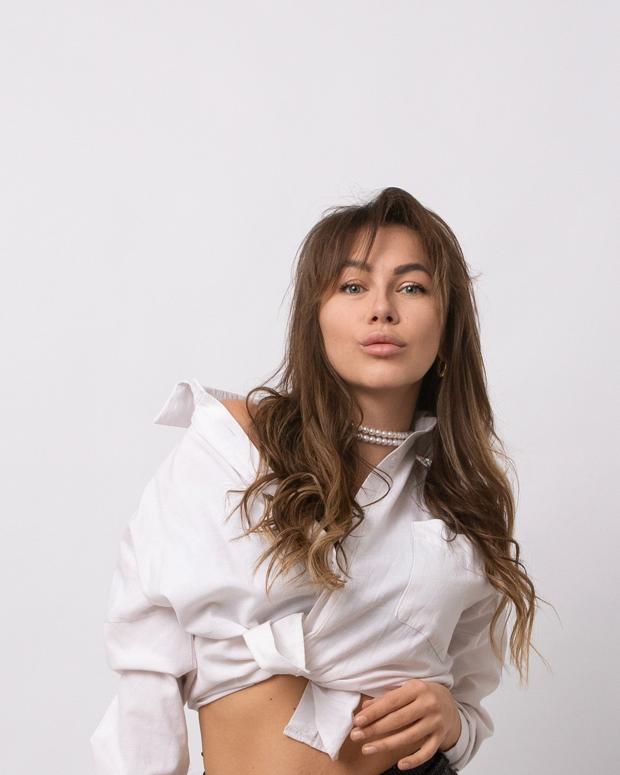 Волосы развиваются девушка на белом фоне пробует уникальный формат съёмки без фотографа