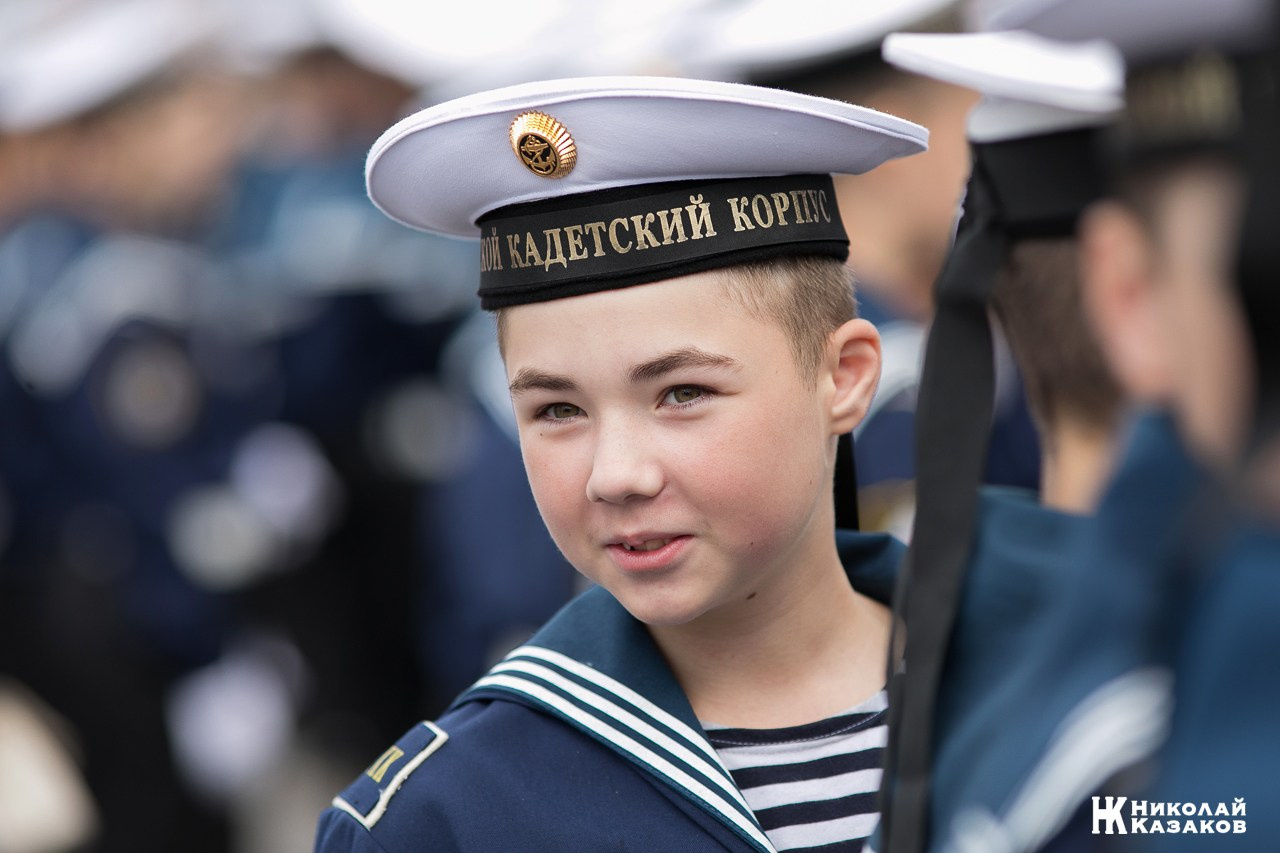 Эмоциональный портрет юного  кадета  Кронштадского морского кадетского военного корпуса на построении.