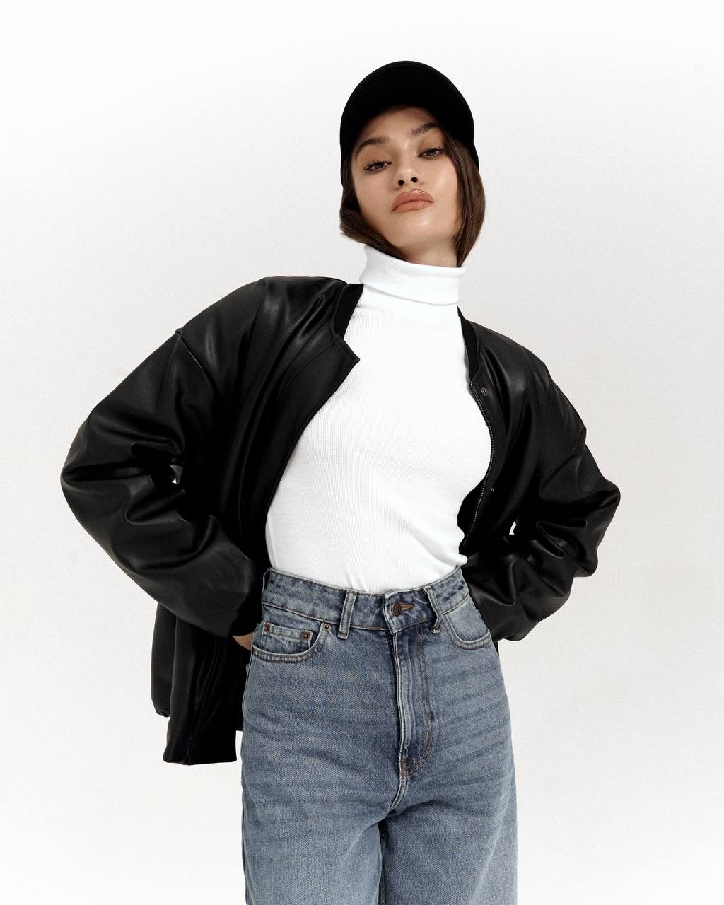 Модельные тесты Саши — белая водолазка и кожаная куртка, студия