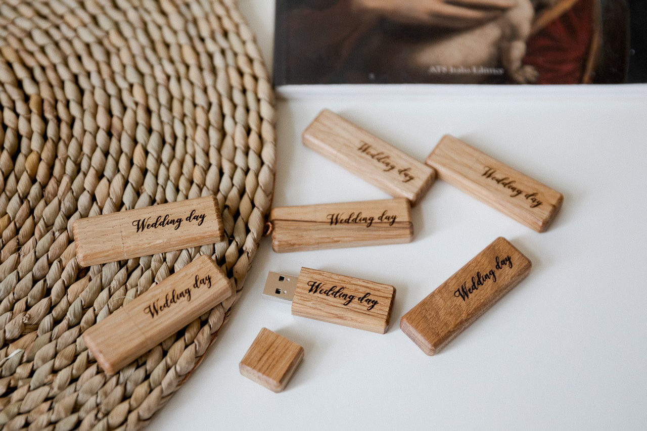 деревянные флешки с индвидуальной надписью