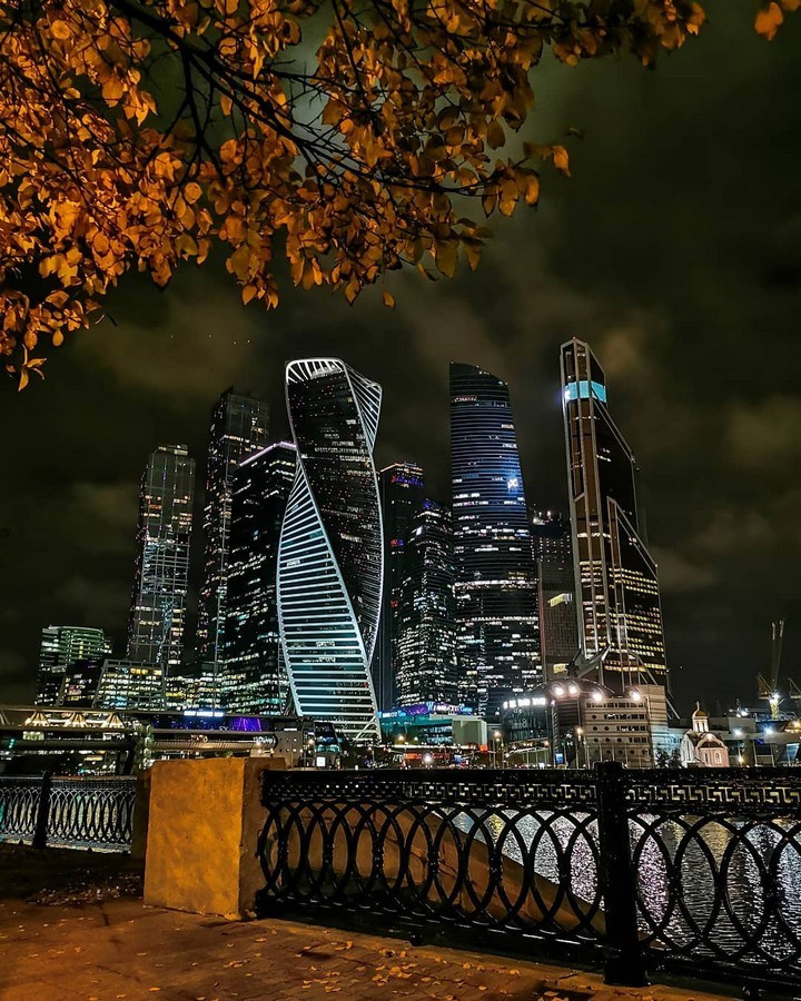 Атмосферная фотосессия на московской набережной — прогулка вдоль реки на фоне города