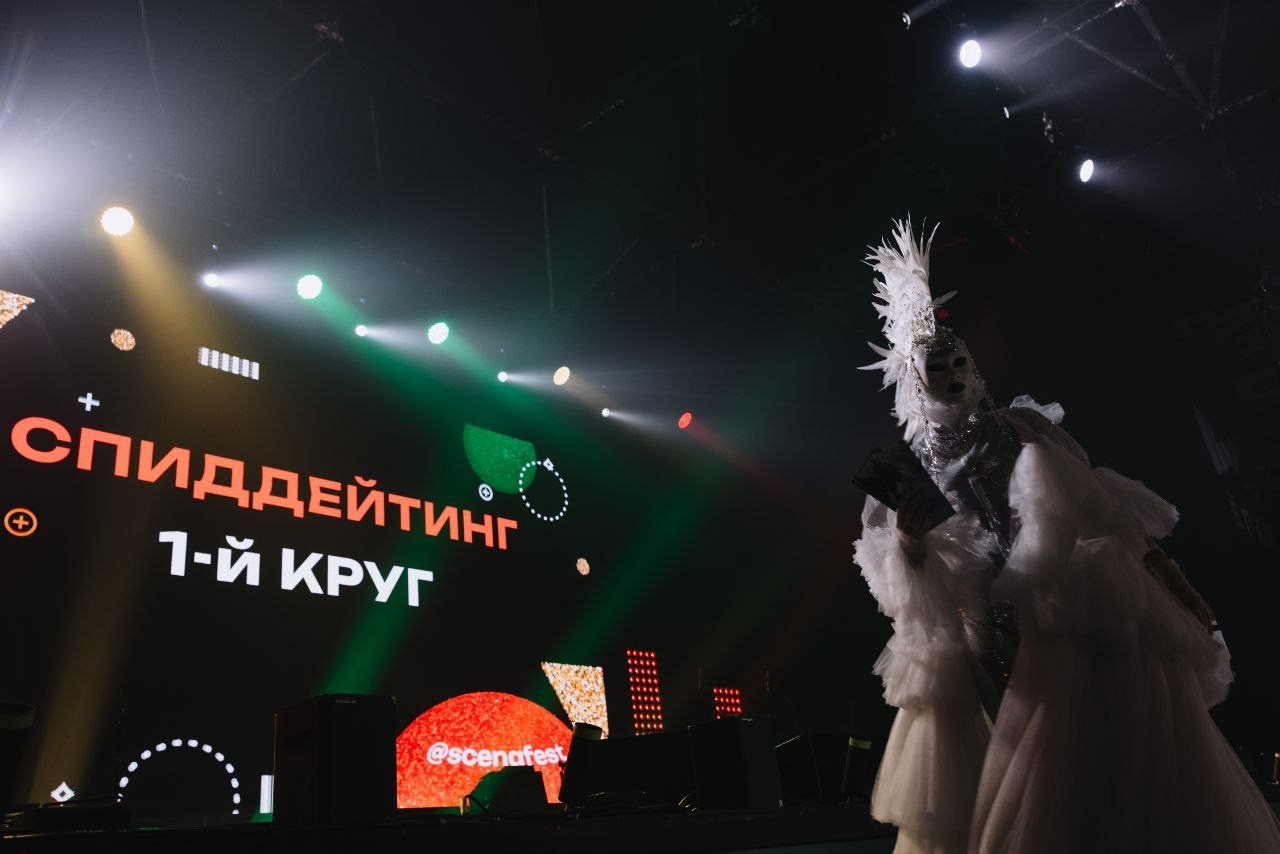 Лиса в Лесу на ивент-выставке ЁЛКИ 2025. Мимы и Ходулисты на встречу гостей. Москва