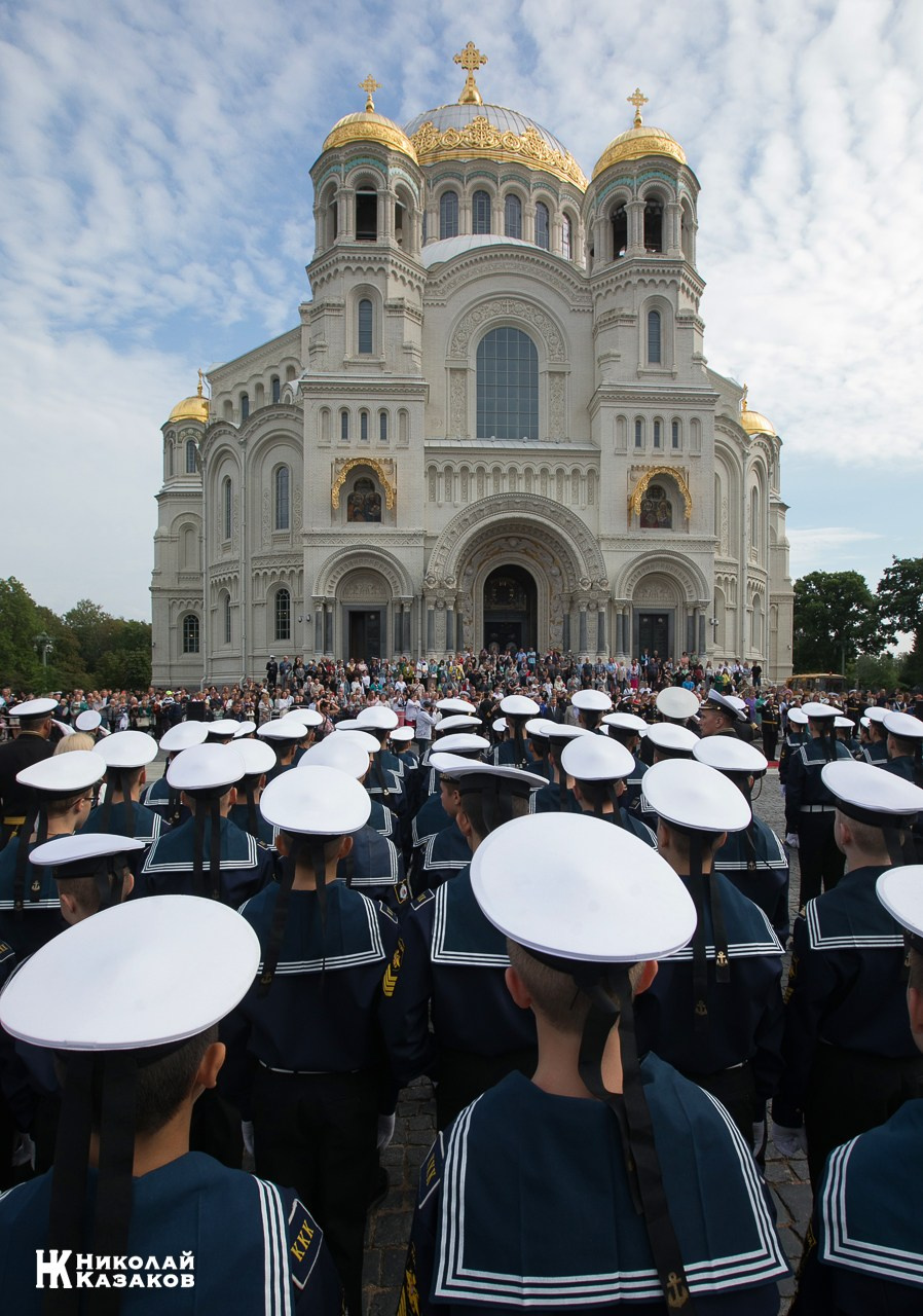Кадеты  морского кадетского военного корпуса на торжественном построении на Якорной площади на фоне Кронштадского мосркого собора