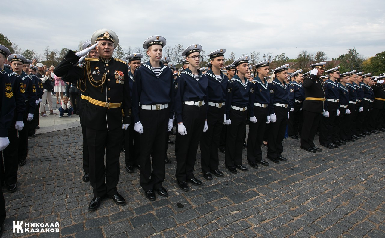 Кадеты  морского кадетского военного корпуса на торжественном построении на Якорной площади в Кронштадте