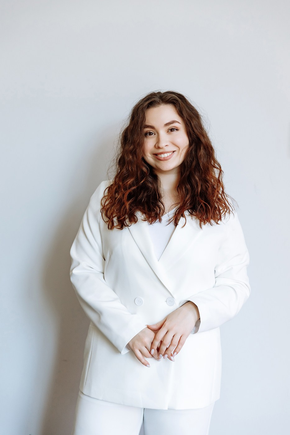 Portrait women’s photo session at the Photo Studio. Professional photographer in Sochi Victoria Joy. Teaching Photography