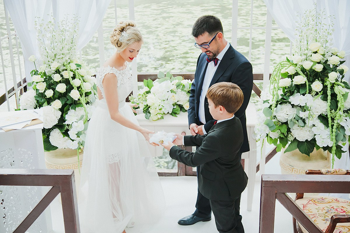 Москва. Свадебная романтическая прогулка Лены и Эндрю. Фотограф крещение венчание в Петербурге! Помогает подобрать храм и посоветовал душевного батюшку в СПб