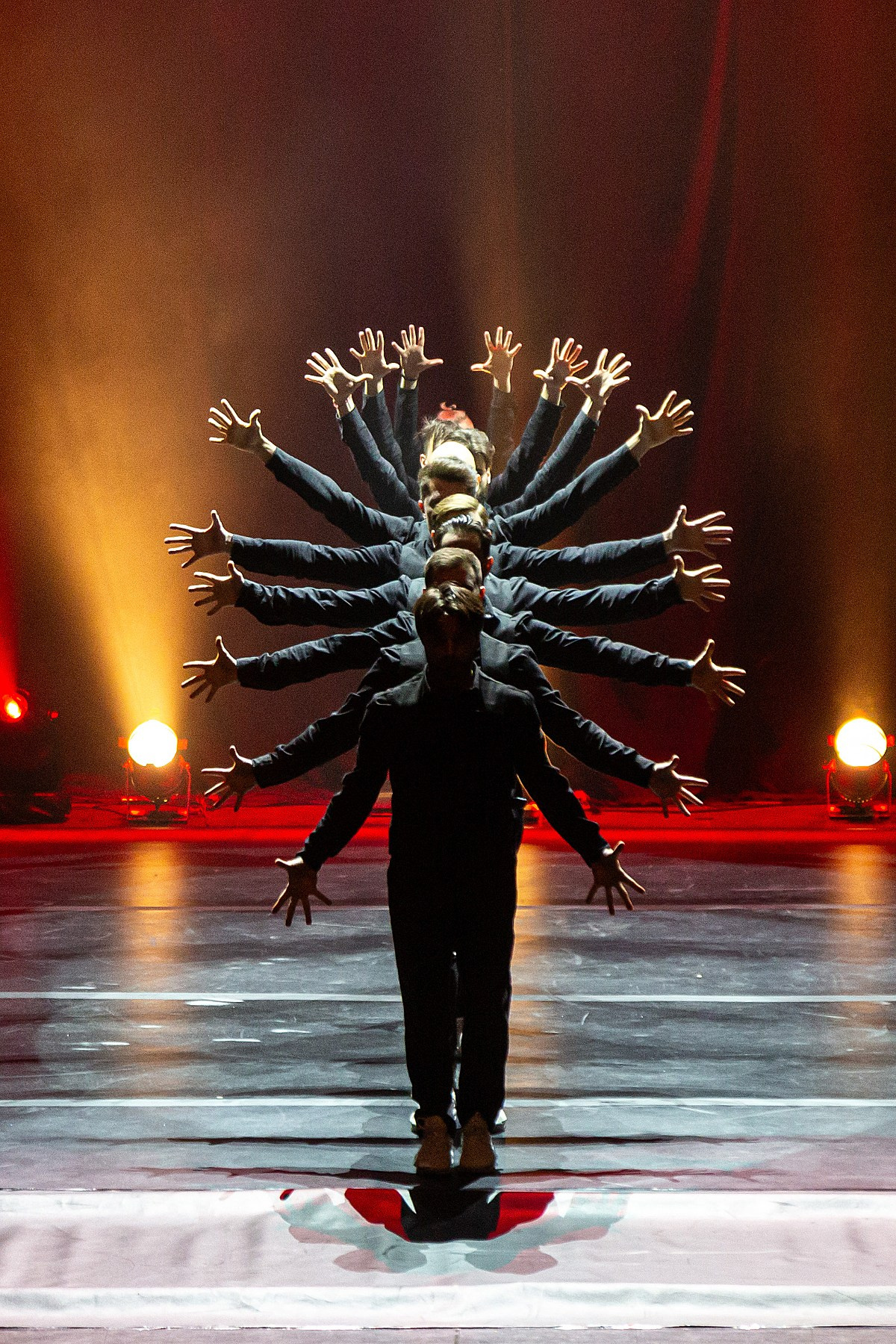 Шоу «Под дождём», ноябрь, 2024. Портретные фотографы в Москве — Анна и Алексей Бородины