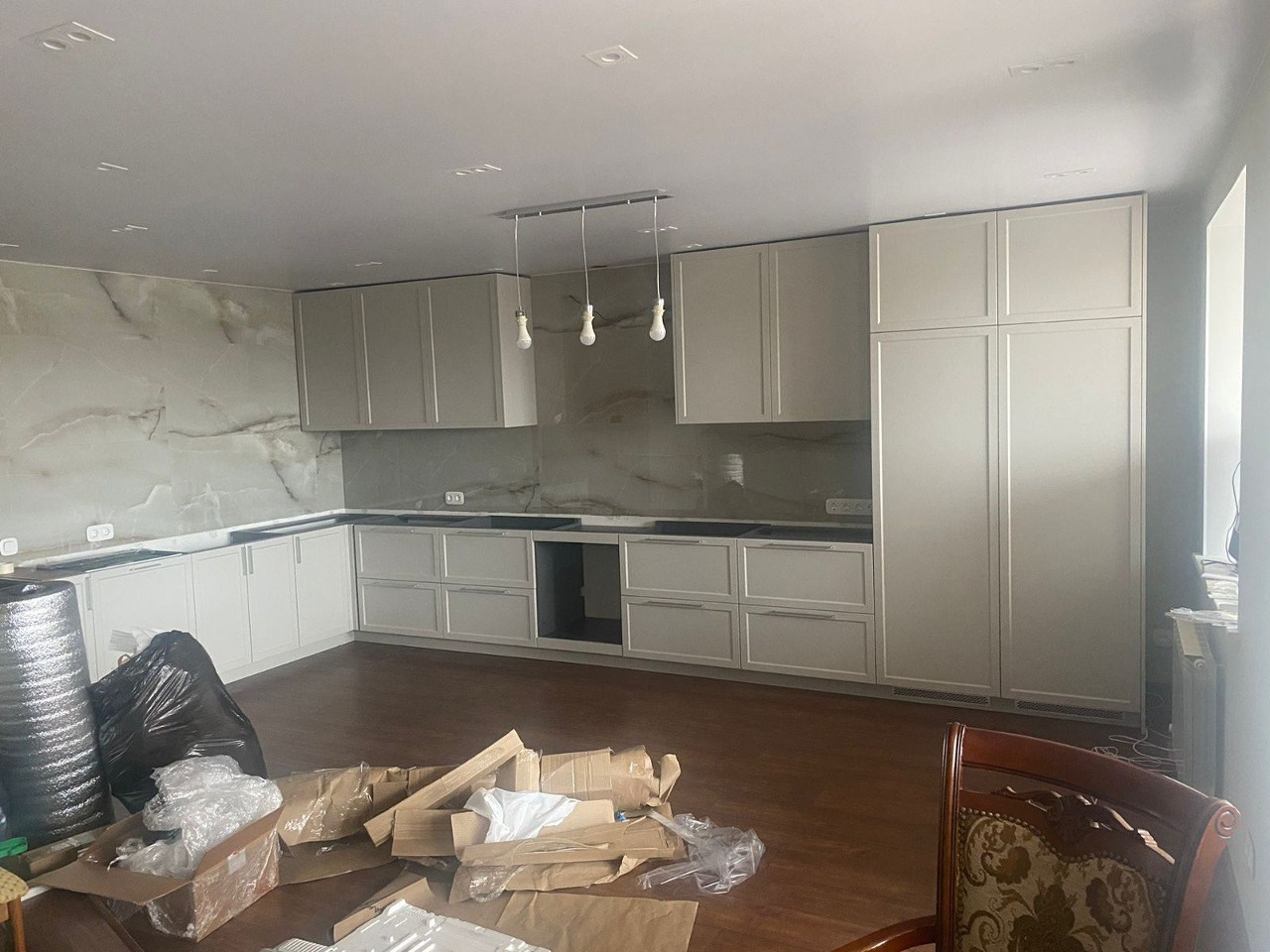 Фото с монтажа |Мебель на заказа: кухни, шкафы и т.д. в Томске. ГУДРУМ — Мебель на заказ в Томске | Кухни | Шкафы | Стулья и Столы