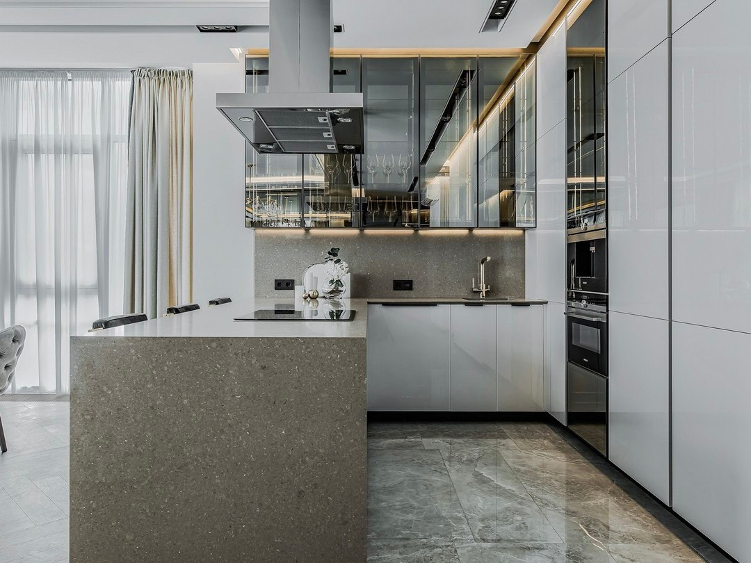 Кухня в серых тонах с островом и глянцевыми шкафами | Проект Валерии Котович