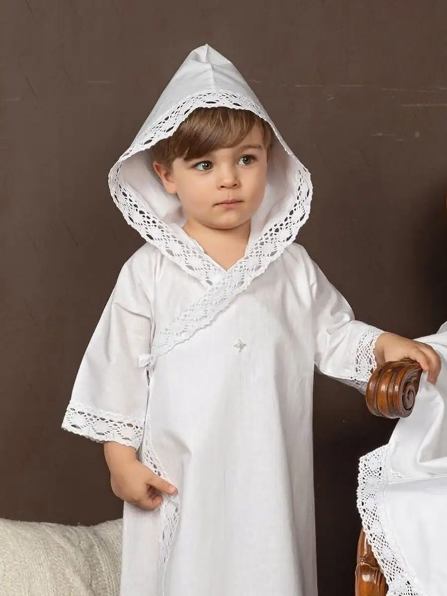 Профессиональная видеосъемка венчания и крещения в Москве: таинство в православном храме Красивая видеосъемка крещения ребенка в церкви Москвы: крупный план младенца и священника  Видеосъемка обряда венчания в храме: молодожены держат венцы над головами Услуги видеографа на крестины и венчание в Москве: эмоциональный кадр церемонии