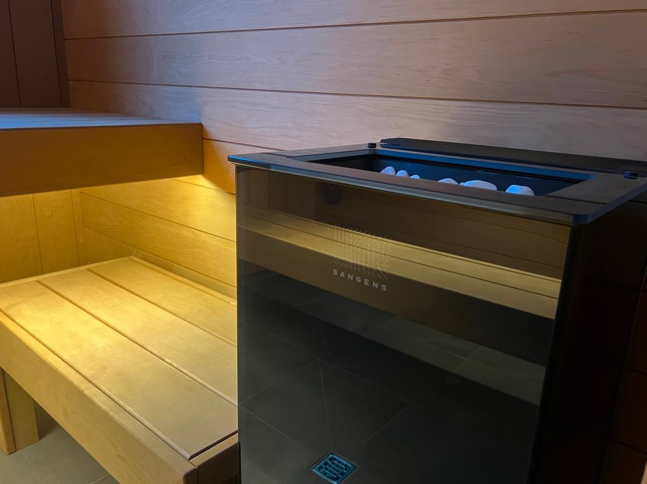 Тёплая парная для коллег из «Печи Горбунова» в Рощино: Sangens в чёрном стекле, широкая термоольха и панорамная входная группа. SaunaTopMasters