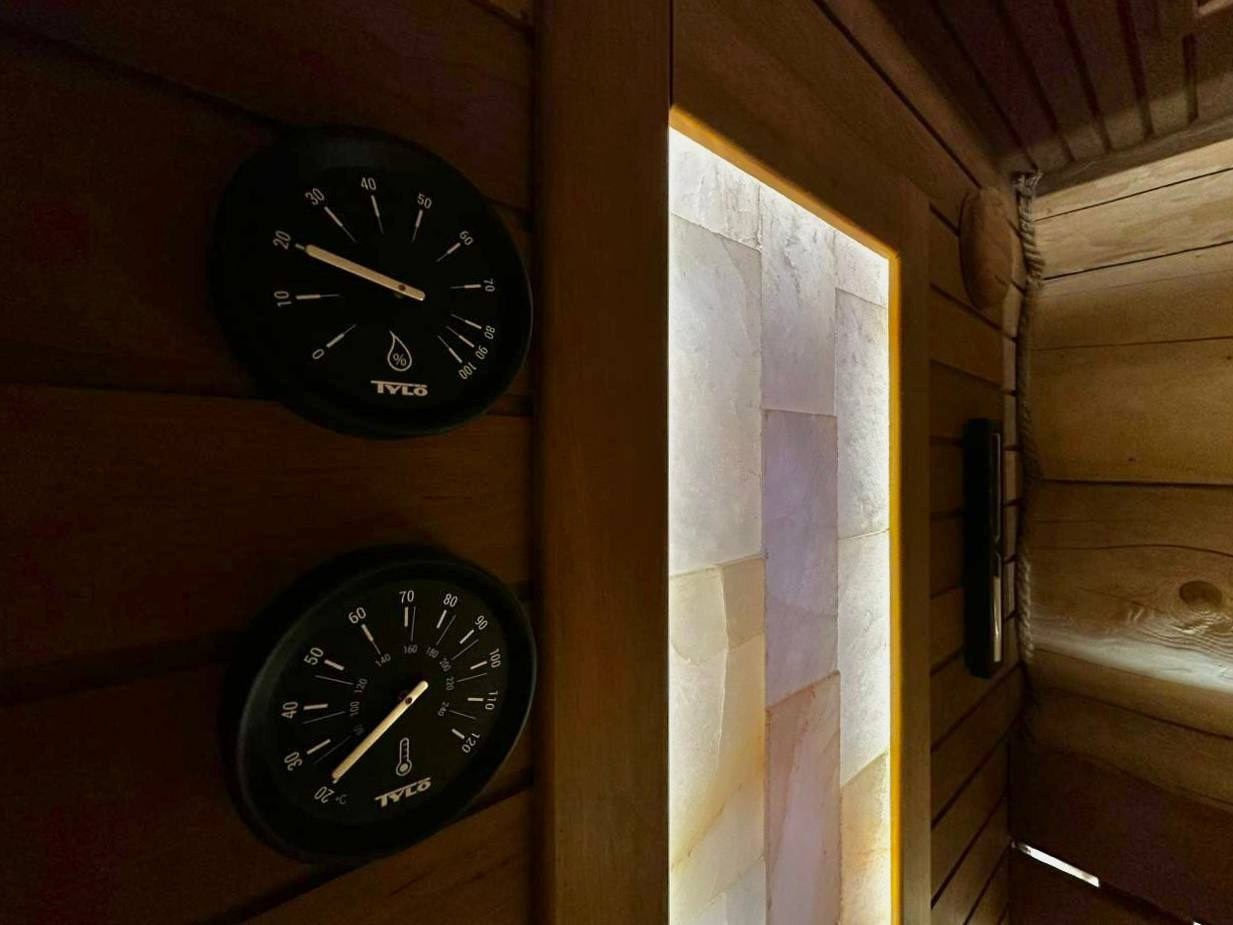 Баня из бревна в Усть-Ижоре сочетает традиции и современные решения: можжевельник, соль, обилие света и шайка Cariitti. SaunaTopMasters