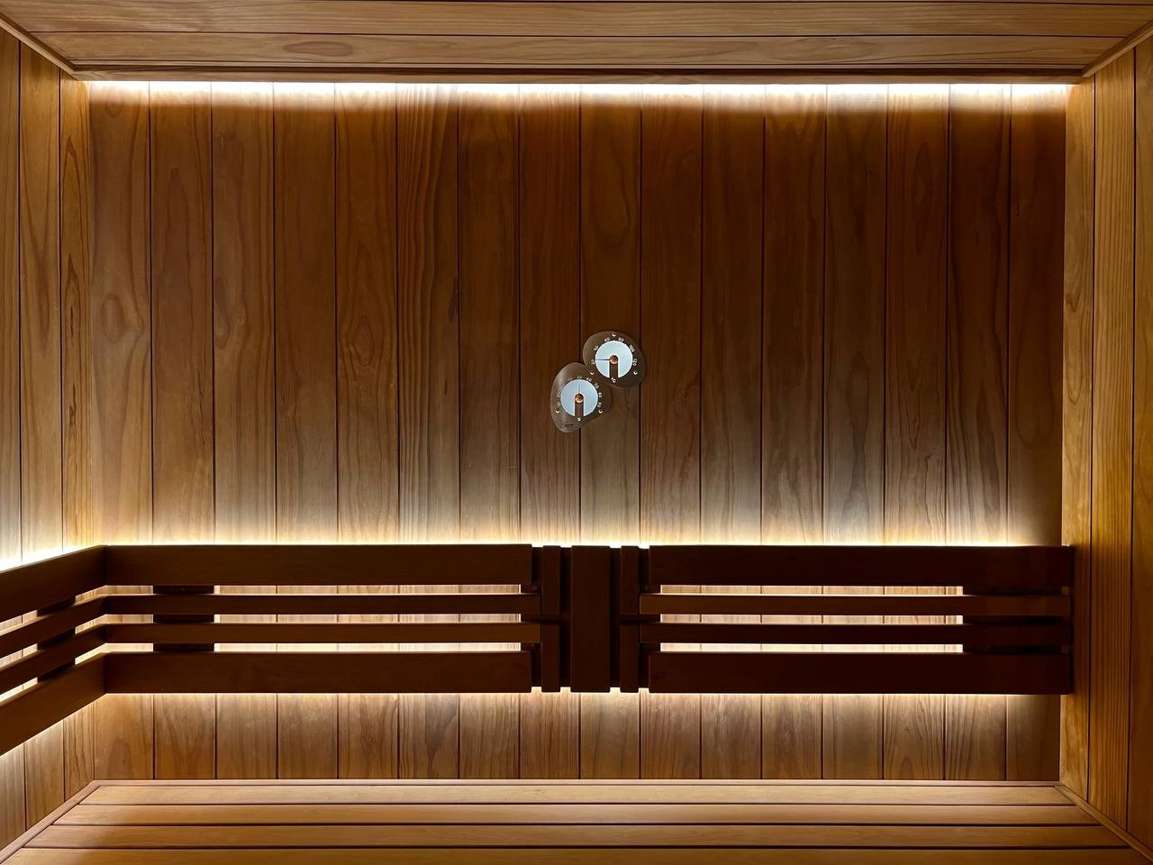 Парная в Небе. Полностью выполнена из термоольхи с интеграцией массивных можжевеловых панно, оптоволокна и подвижных элементов полков. SaunaTopMasters