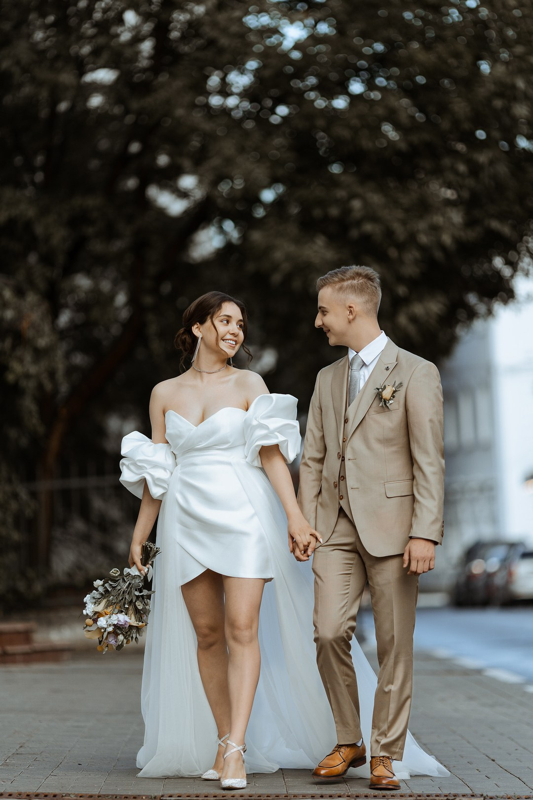  Свадебный поцелуй рядом со Сквером Толбухина