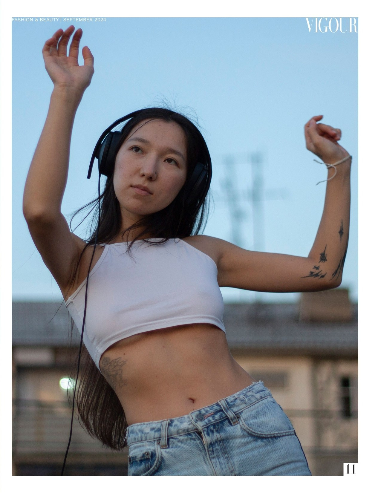 Девушка танцует на фоне пятиэтажки в Бишкеке заказать съемку