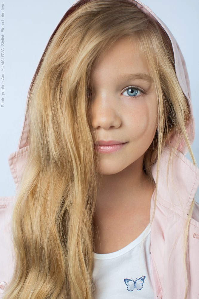 Детский портрет. Женский фотограф в Санк-Петербурге и Москве — фотосессия девушки в студии, портрет, фотосъемка