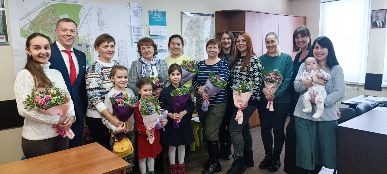 Участницы Женсовета Южный Домодедово поздравляют  многодетных матерей с Днём Матери.