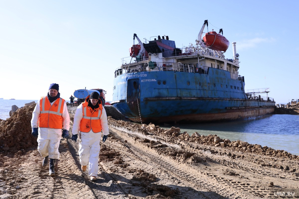 Разлив нефти в Чёрном море — 2025. Роман Наумов профессиональный фотограф