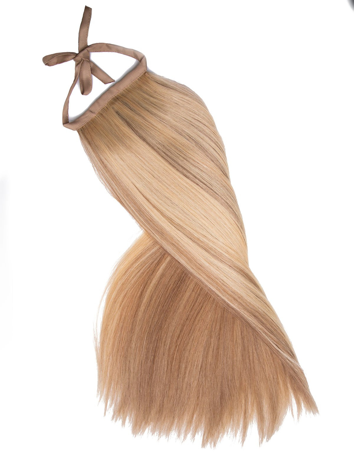 Предметная съёмка — хвост для волос на резинке, светло-русый.