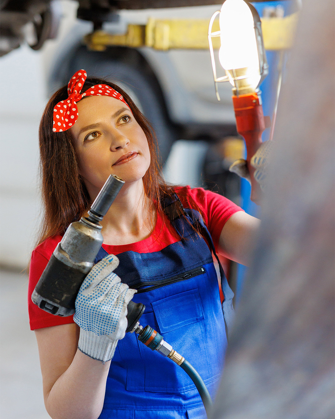 Съёмка для девушки в автосервисе. Коммерческий фотограф Андрей Тремасов