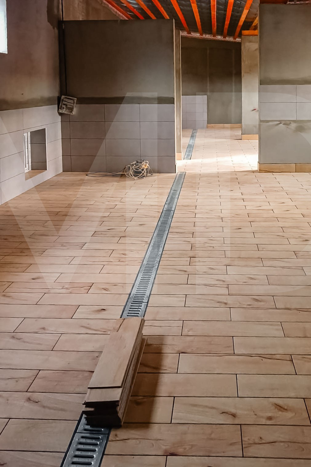 Монтаж дренажных лотков