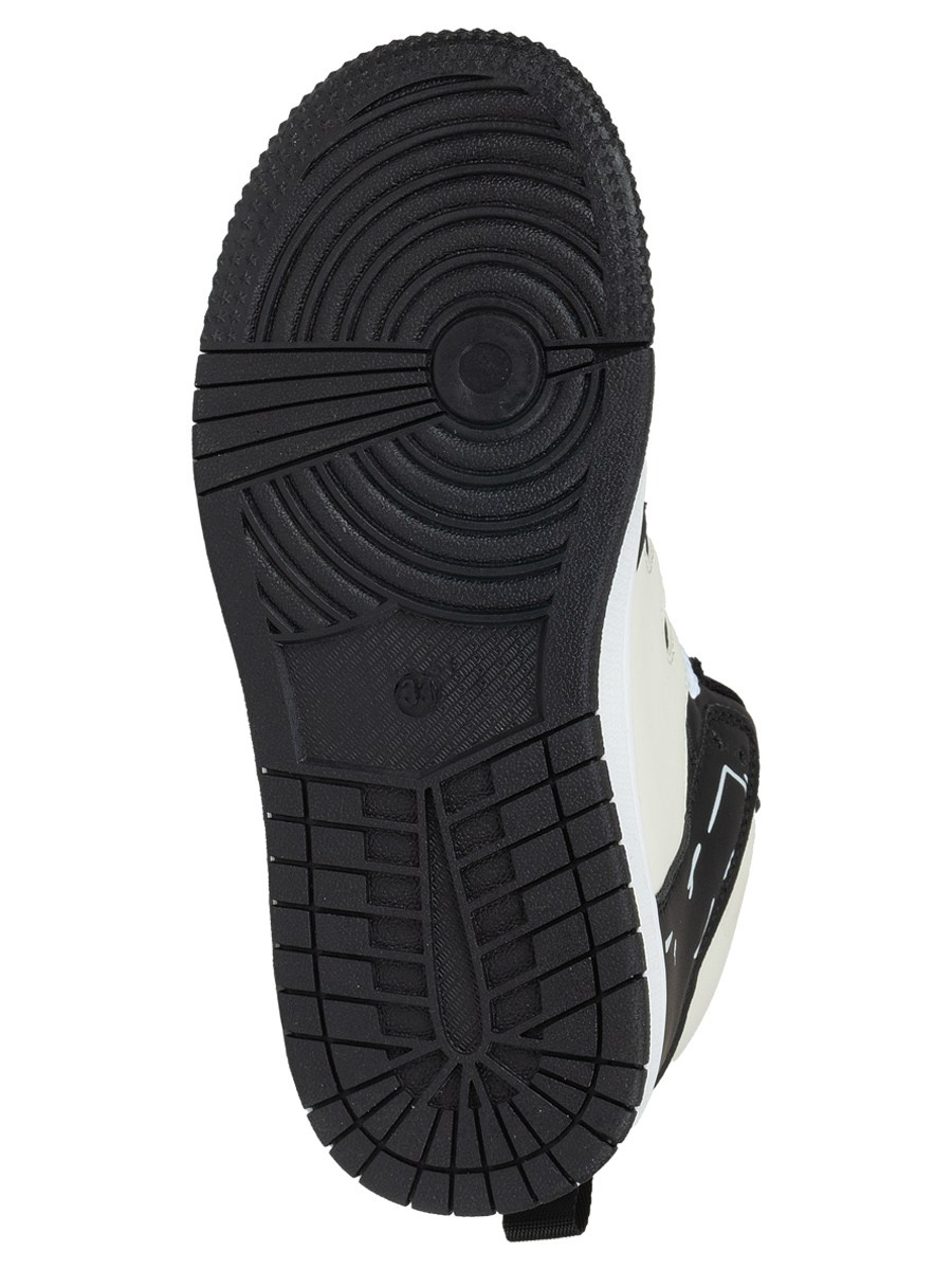 Кроссовки высокие, черно белые, черная  подошва