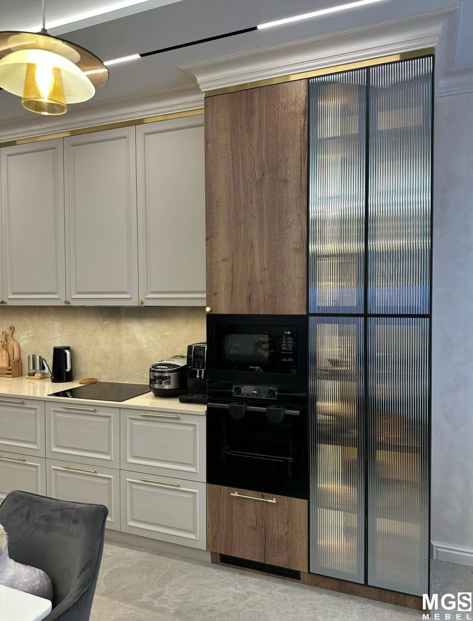 Кухня со светлыми фасадами, которую можно заказать в фирменном магазине МГС мебель