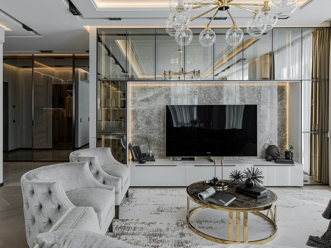 Современная гостиная с мраморной стеной и золотыми акцентами | Проект Валерии Котович
