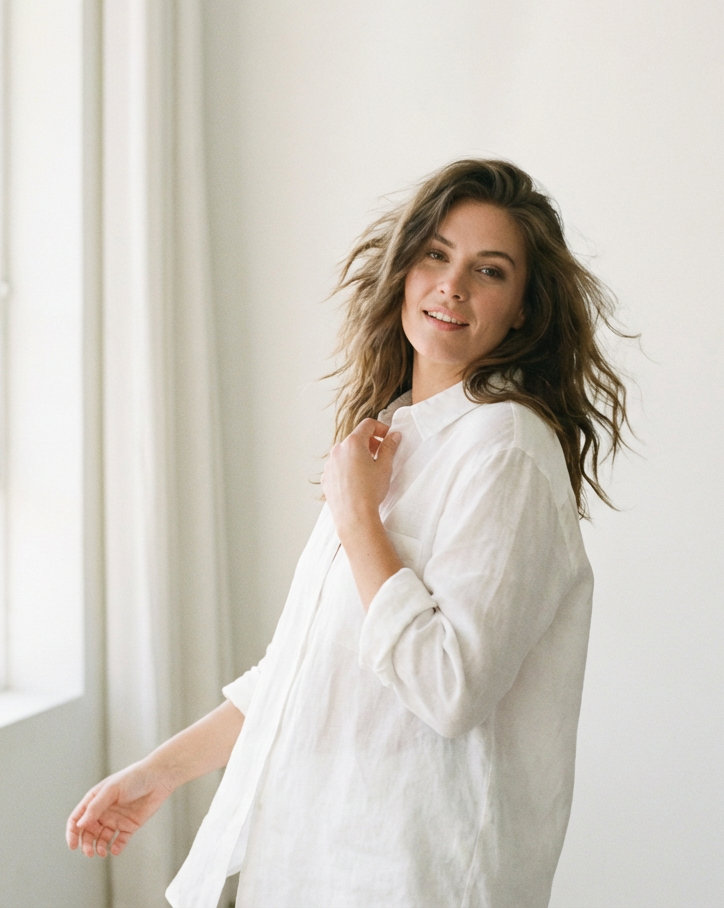 Фотосессия в стиле минимализм в Москве: женщина в белой рубашке в светлой студии