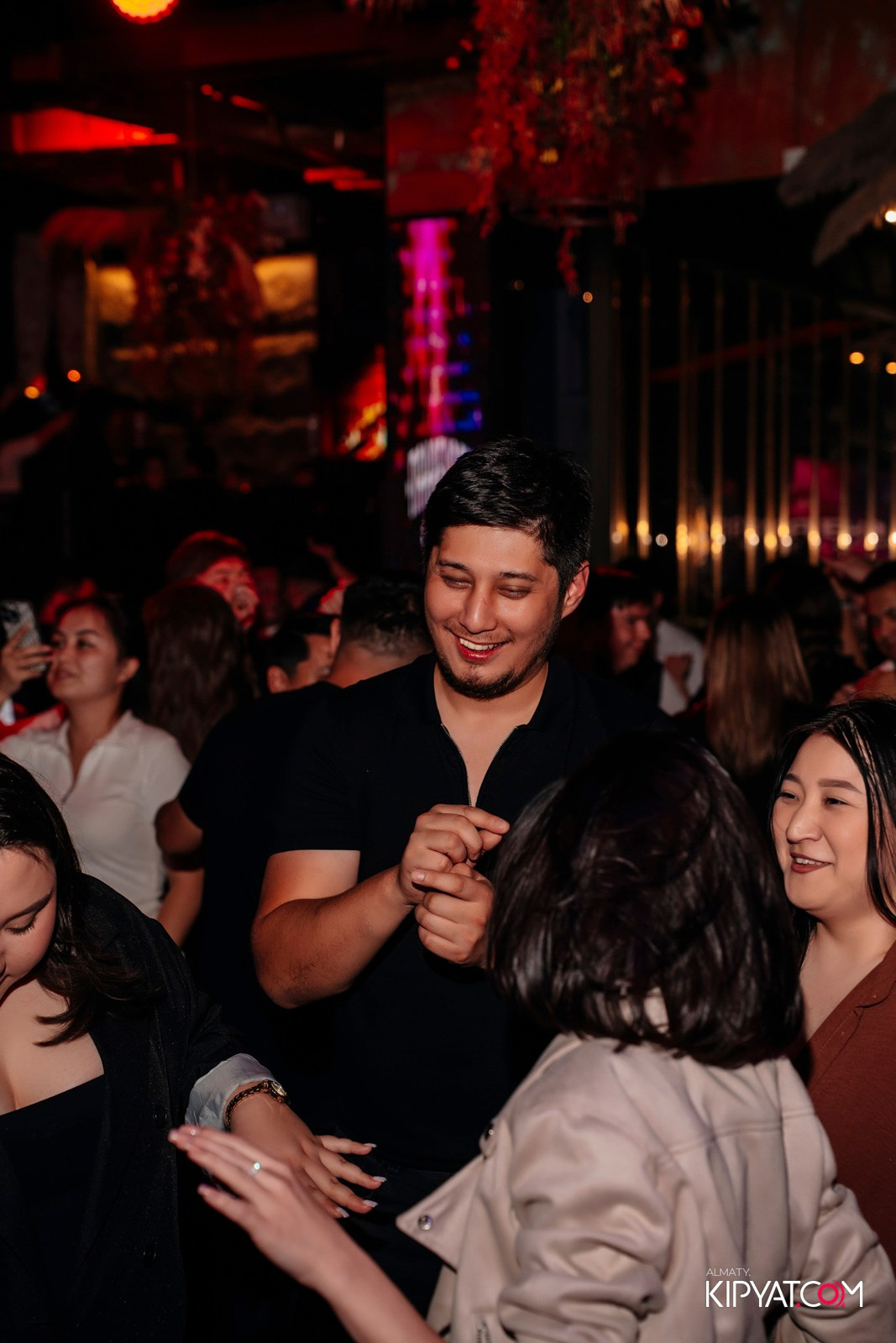 БАР ПАНАЕХАЛИ НА ТОЛЕ БИ. КИПЯТКОМ АЛМАТЫ!