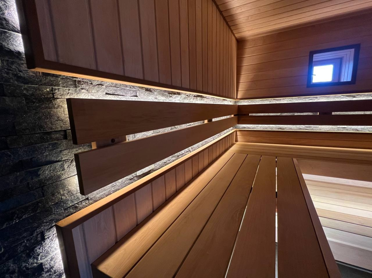 Парная в Бриллианте на Атмосфере с внутренней топкой. Есть в этой схеме и минусы, но треск дров во время парения- это что-то на незабываемом. SaunaTopMasters