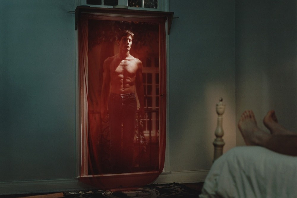 постановочная фотография Филипа-Лорки Ди Корсии с драматическим светом и театральной атмосферой