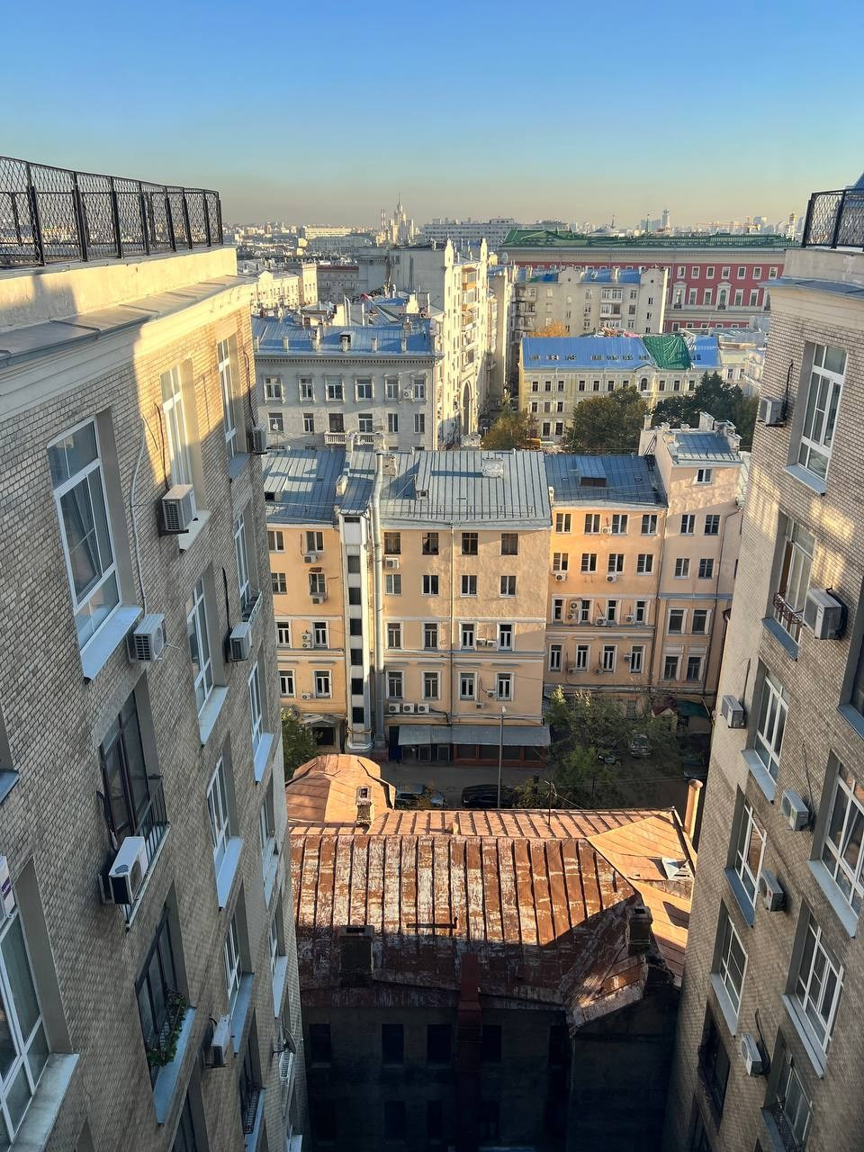 Выставка «Литературный этаж. 100 лет на крыше Дома Нирнзее». П&П — Полезное с Приятным. Фотоэкскурсии — Москва на память. Экскурсовод и фотограф в Москве. Увези столицу в своём альбоме!