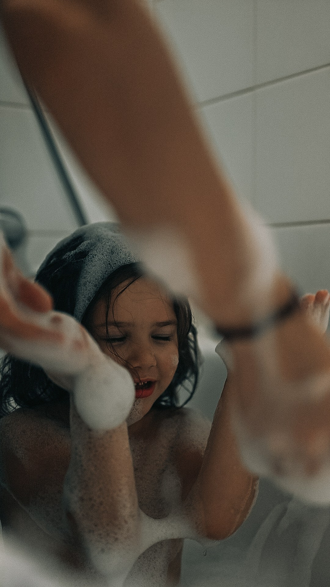 Элиза купается в ванне. Семейный фотограф в Москве Дарья Пузикова