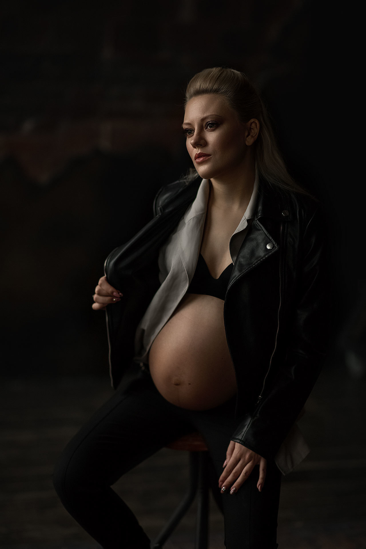 Беременность. Фотограф беременности женского портрета love story низкий ключ