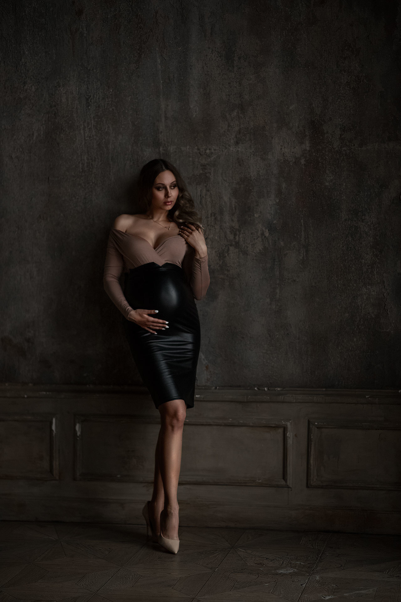 Беременность. Фотограф беременности женского портрета love story низкий ключ