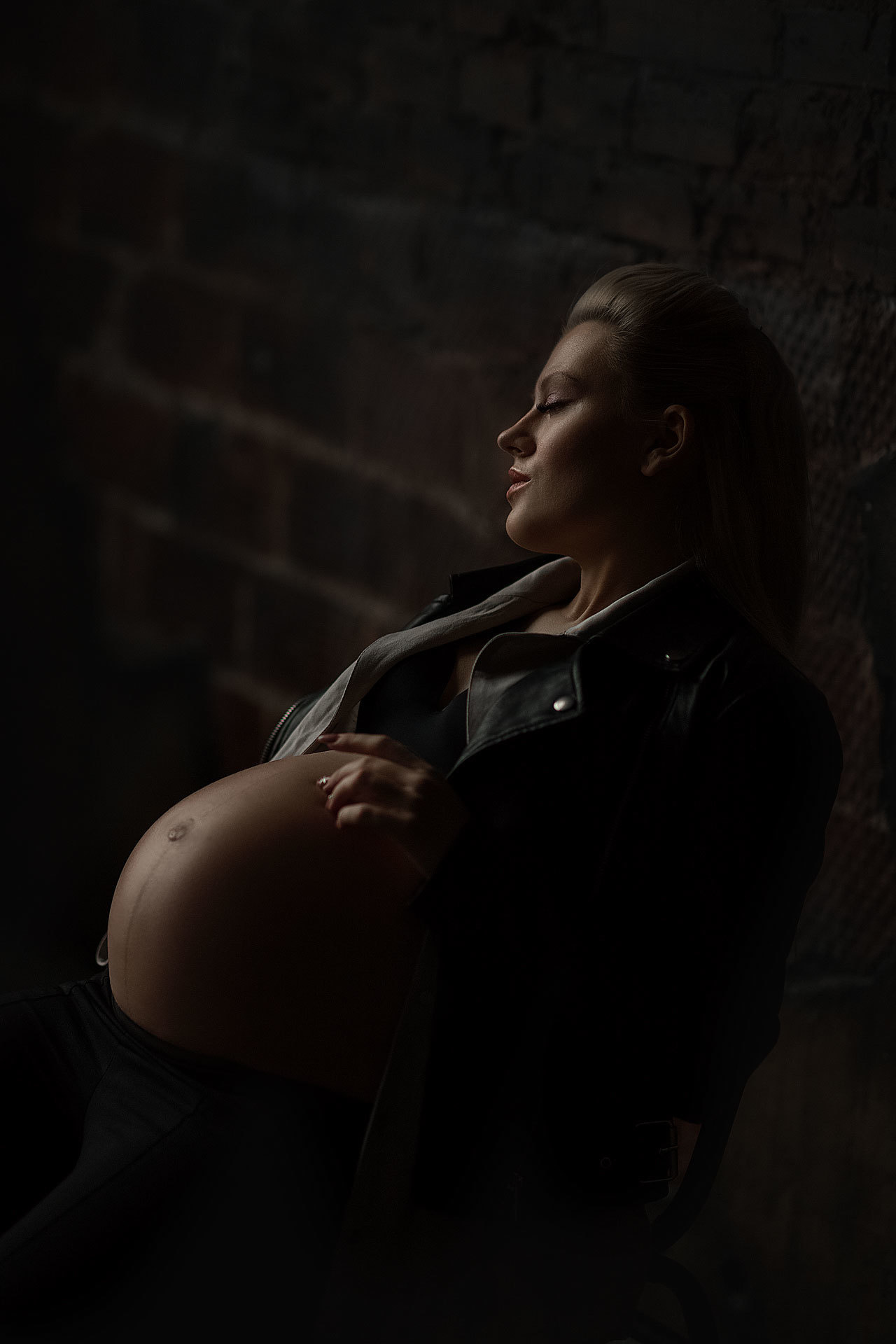 Беременность. Фотограф беременности женского портрета love story низкий ключ